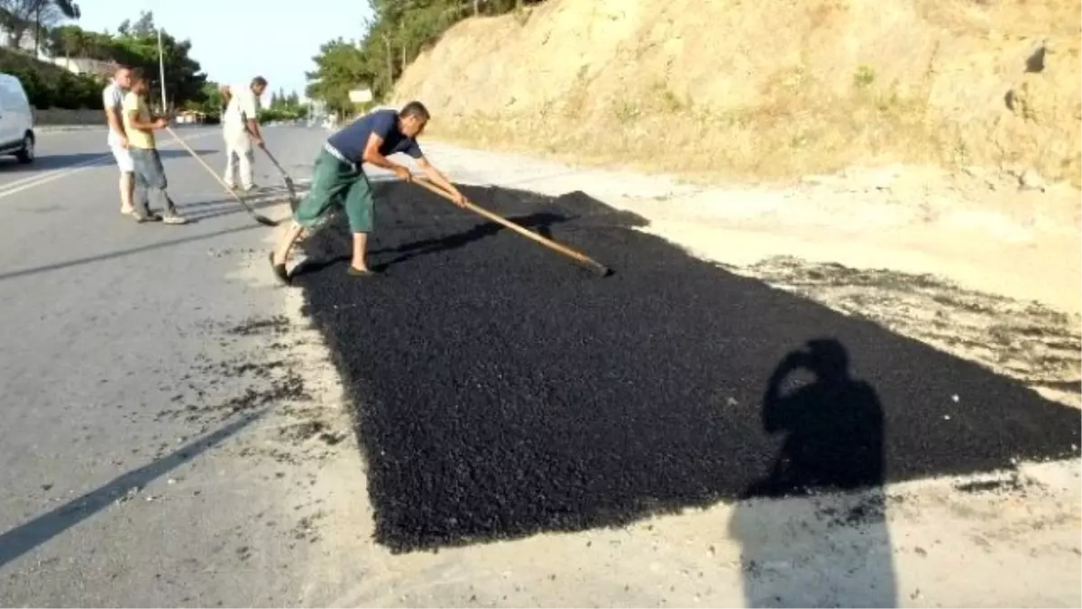 Burhaniye\'de Baski\'den Yol Onarımı