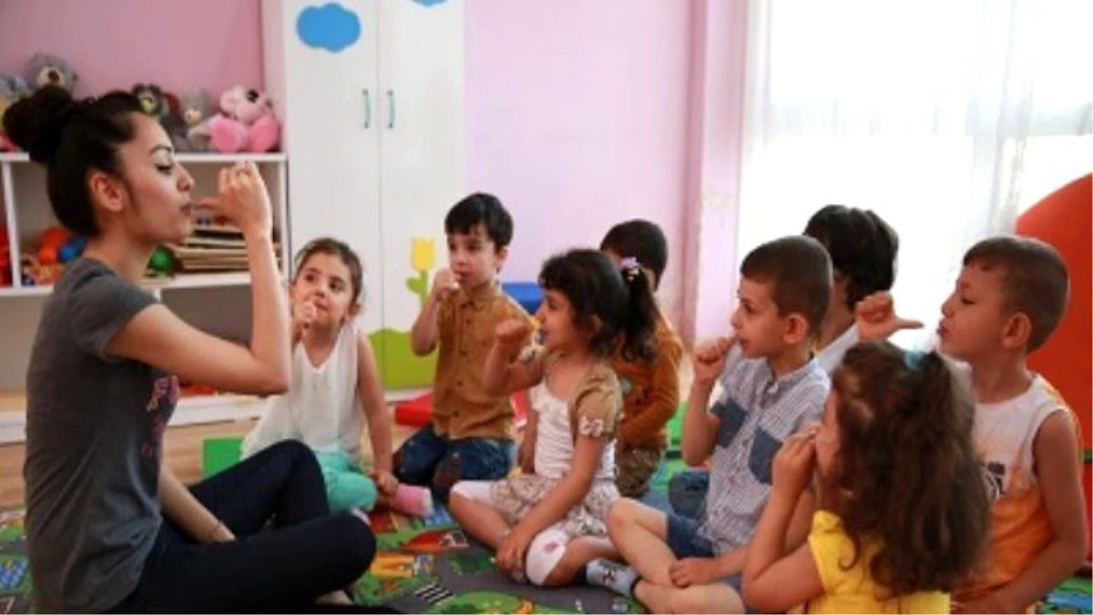 Çocuklar Empati Kurmak İçin İşaret Dilini Öğreniyor