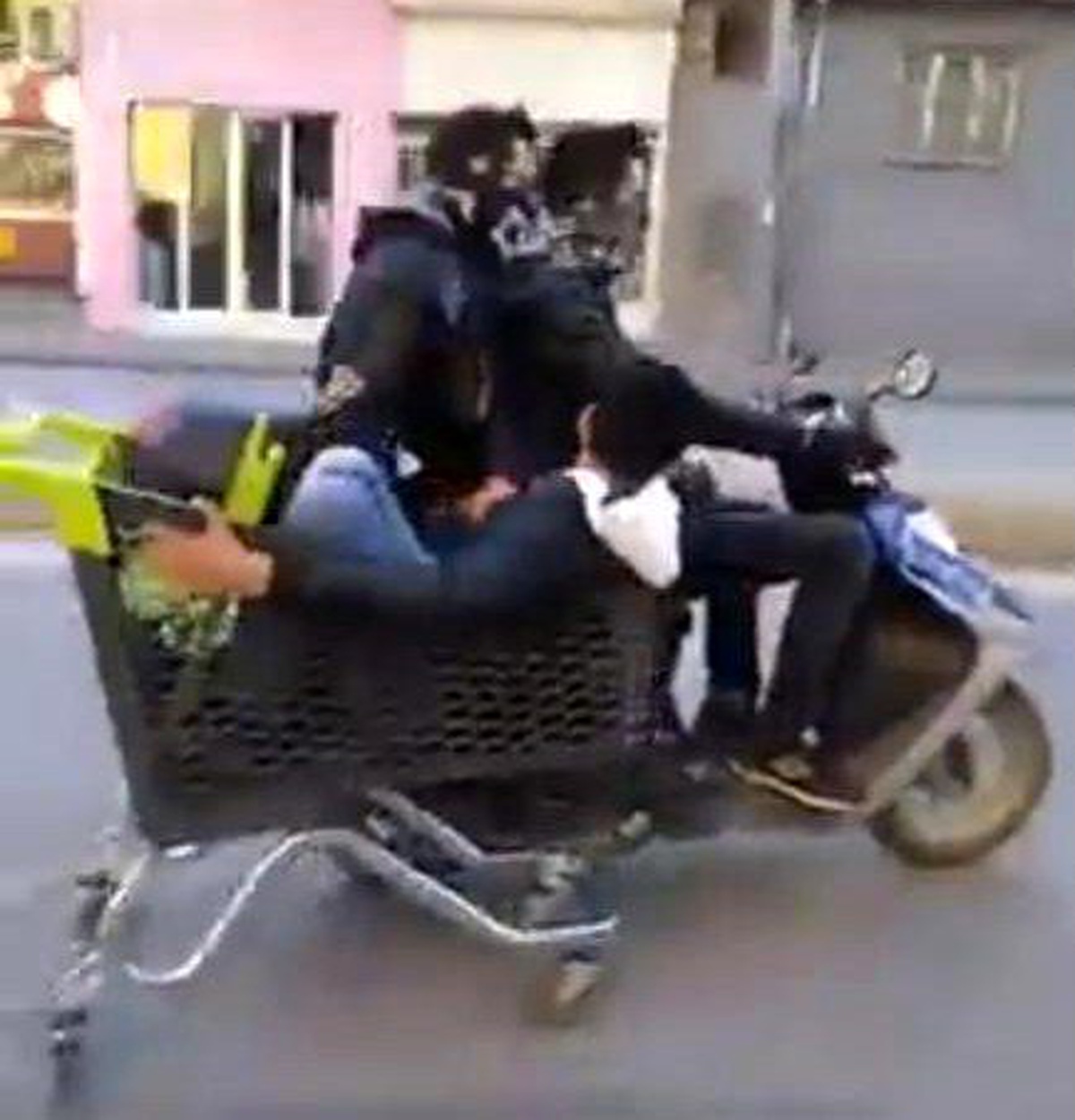 Eskişehir\'de Gençlerin Motorla Tehlikeli Oyunu