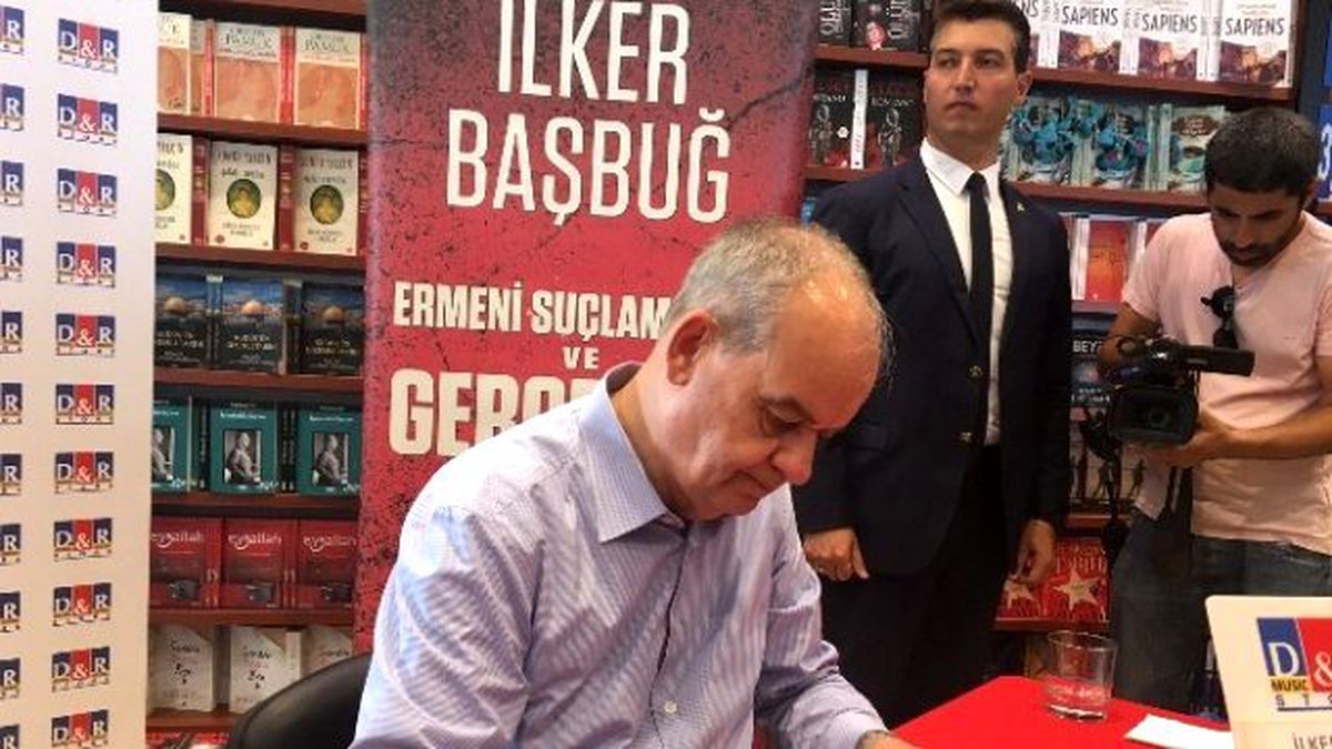 İlker Başbuğ İmza Gününde İzmirlilerle Buluştu