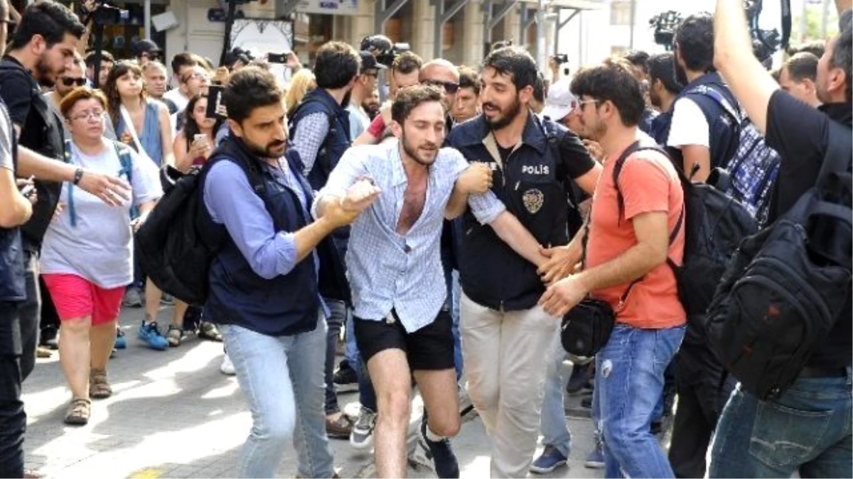 İstiklal Caddesi\'nde LGBT\'li Gruba Polis Müdahale Etti