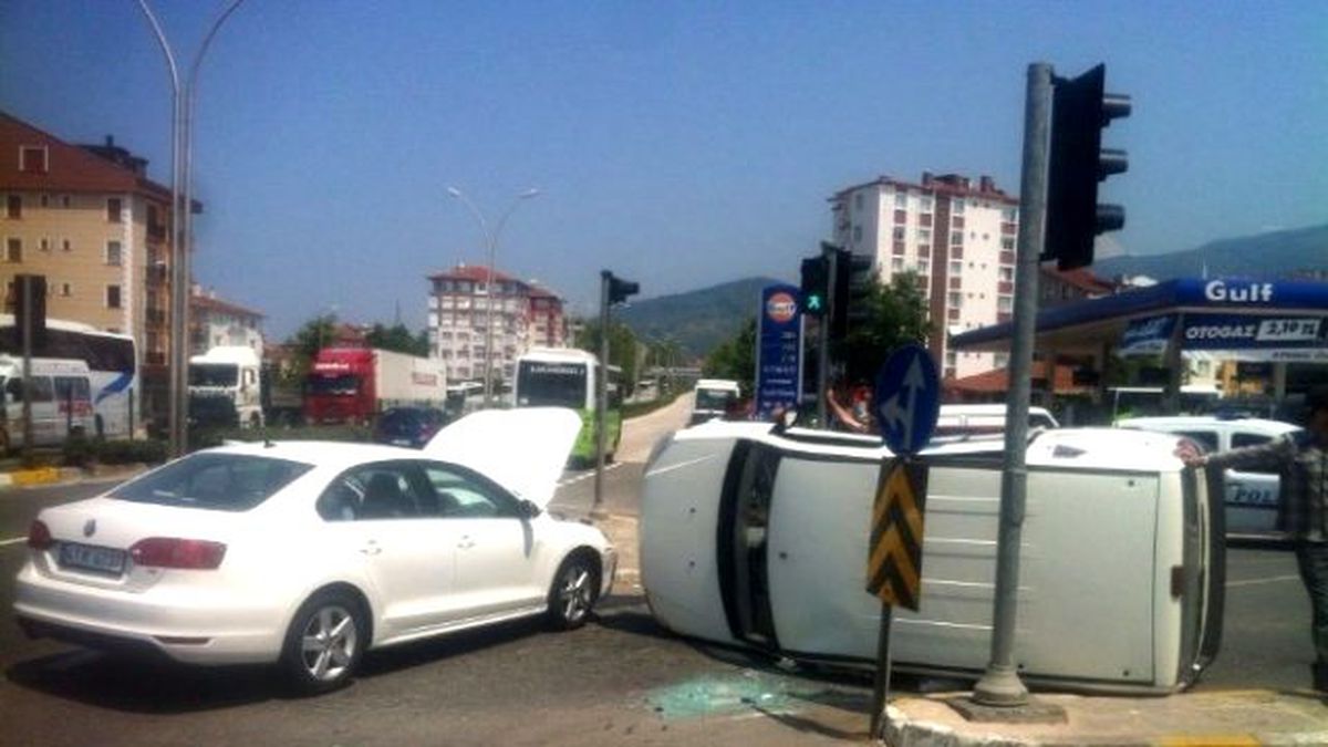 Karamürsel\'de Trafik Kazası: 2 Yaralı
