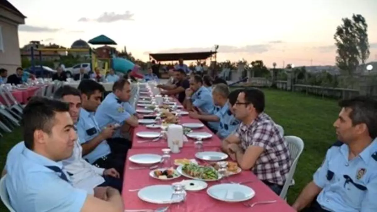 Kaymakamdan Asker ve Polise İftar Yemeği