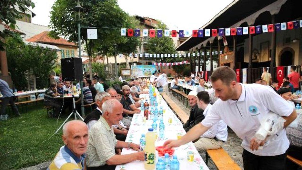 Kosova\'da 2 Bin Kişi Şanlıurfa Sofrasında İftarlarını Açtı