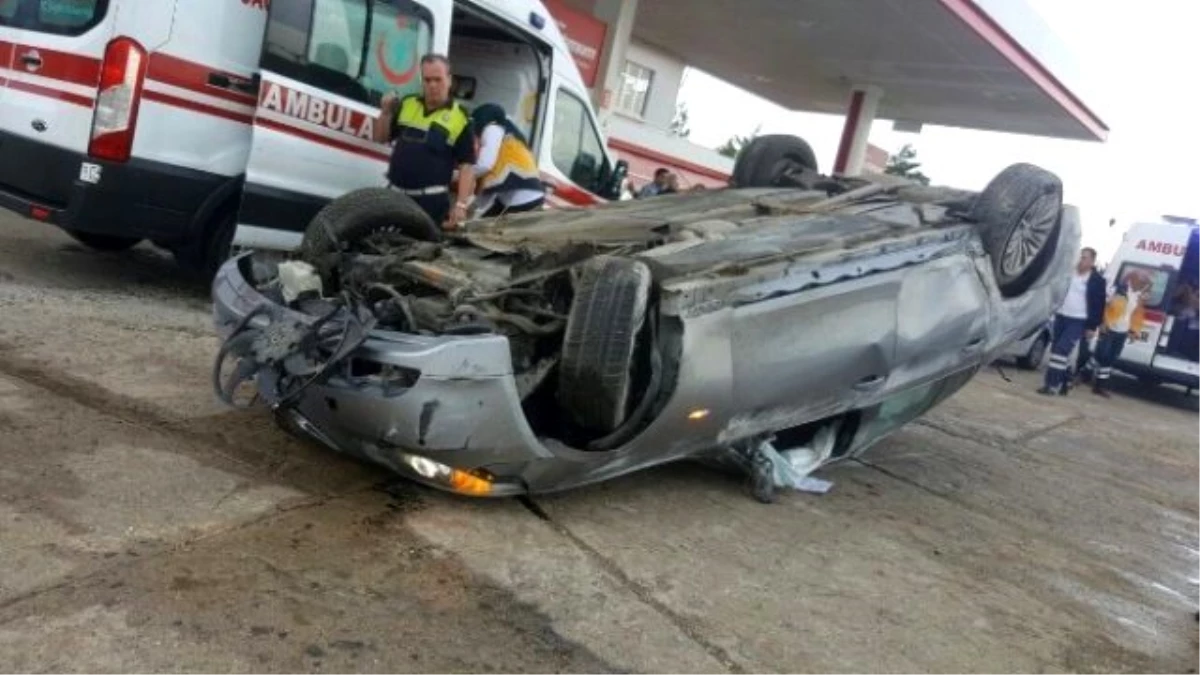 Lüks Otomobil, Taklalar Atarak Benzin İstasyonuna Daldı