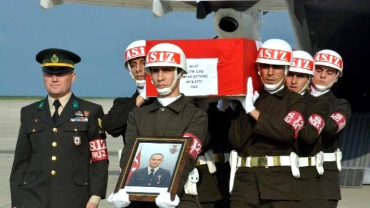 Rizeli Şehit Emrah Aytemiz\'in Cenazesi Askeri Uçakla Trabzon\'a Getirildi