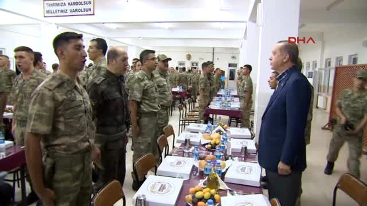 Şırnak-Cumhurbaşkanı Erdoğan, Şırnak\'ta Askerlerle İftar Yaptı