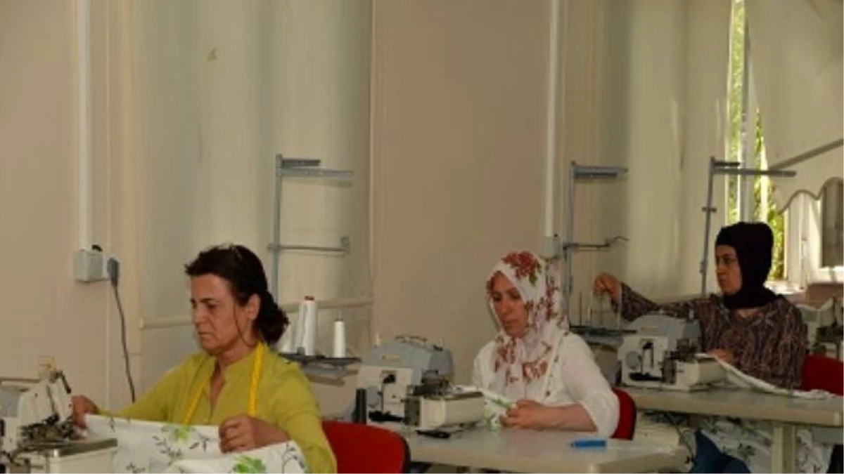 Tekstil Atölyesi\'nde Kadınlar Öğreniyor, Üretiyor