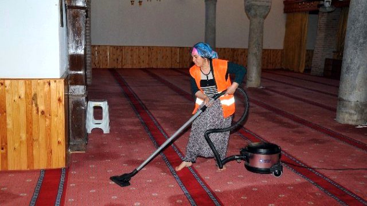 Akşehir Belediyesi Cami Temizliklerini Sürdürüyor