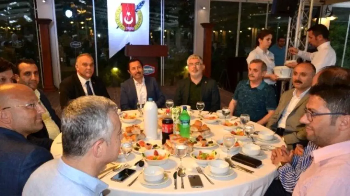 Gazeteciler Protokole İftar Verdi