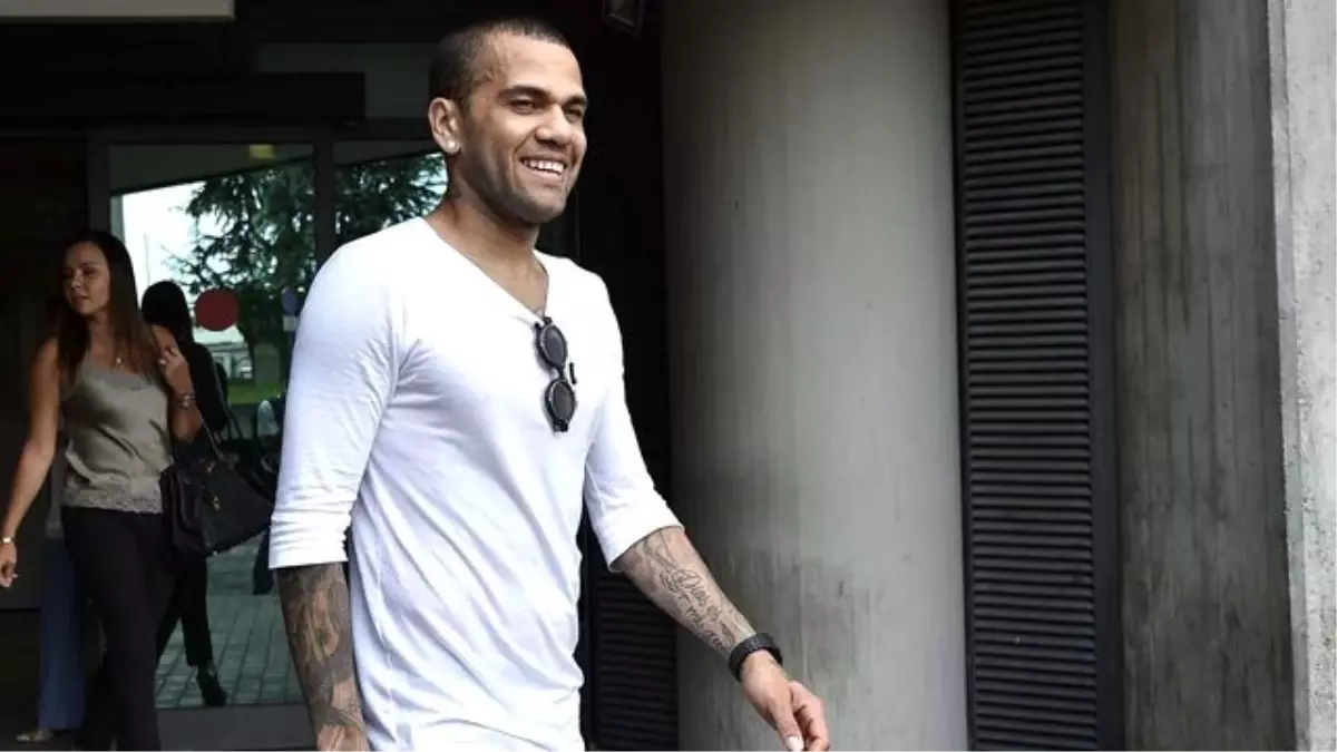 Juventus, Dani Alves\'i Kadrosuna Kattı