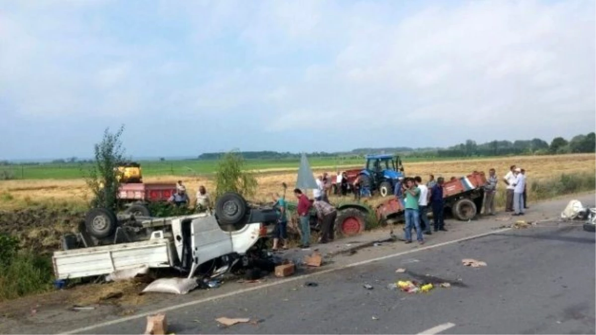Kamyonet Pikap Park Halindeki Traktöre Çarptı: 1 Yaralı
