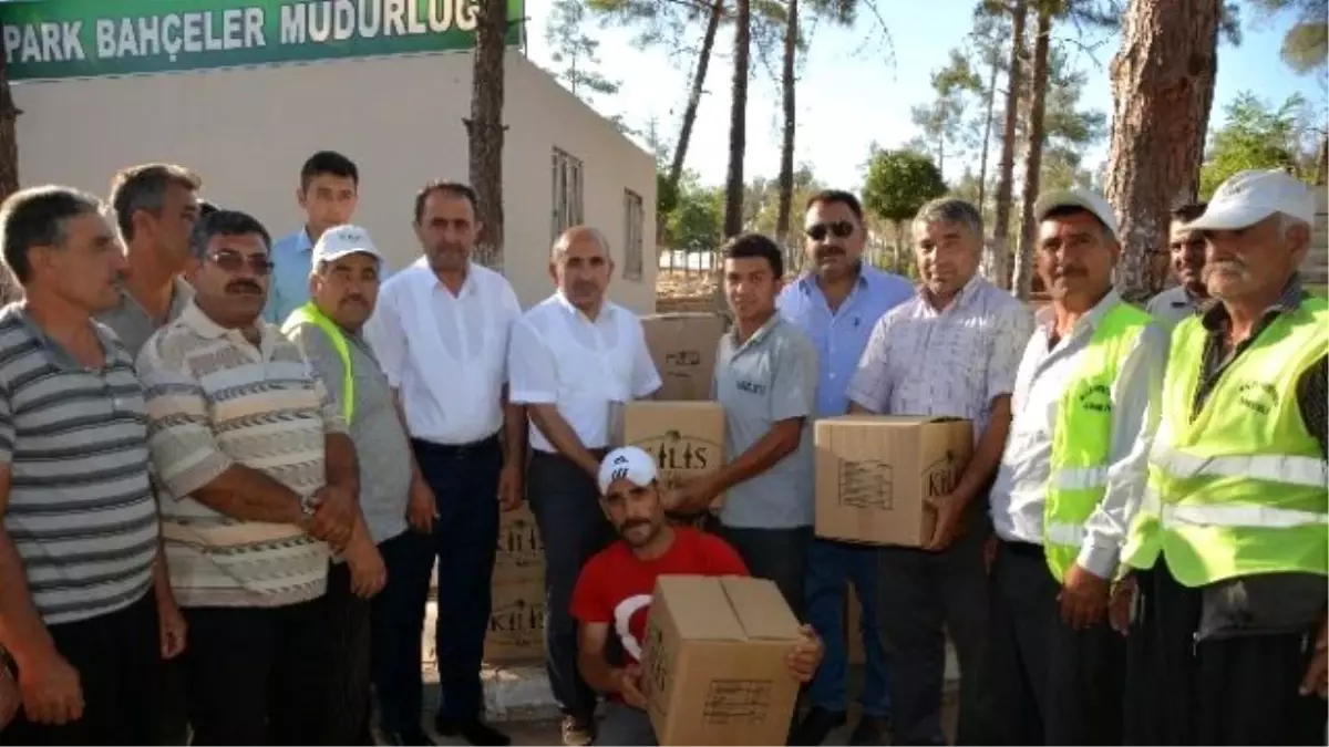 Kilis Belediyesi Çalışanlarına Gıda Kolisi Dağıtıldı