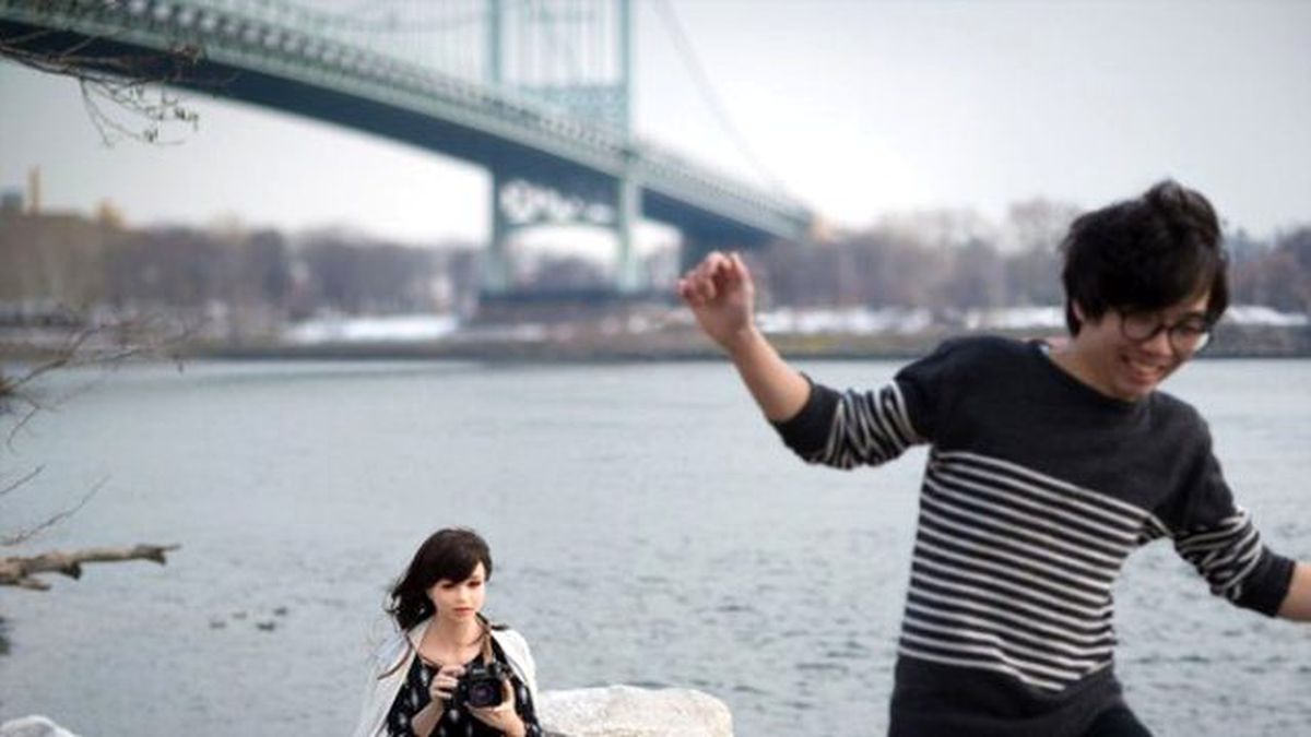 Oyuncak Kız Arkadaşıyla Fotoğraflarını Instagram'da Paylaşıyor