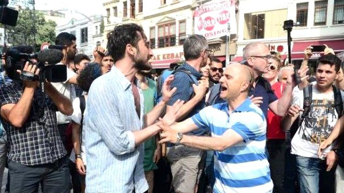 Polis'ten LGBTİ Eylemcisine: ABD'den Gelip Burayı Karıştıramazsın