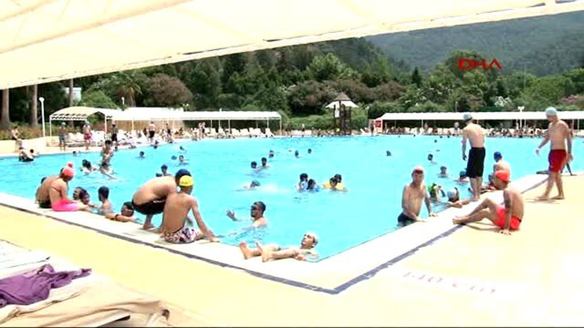 Sıcaktan Bunalan İzmirliler\'in Aquacity\'de Serinledi
