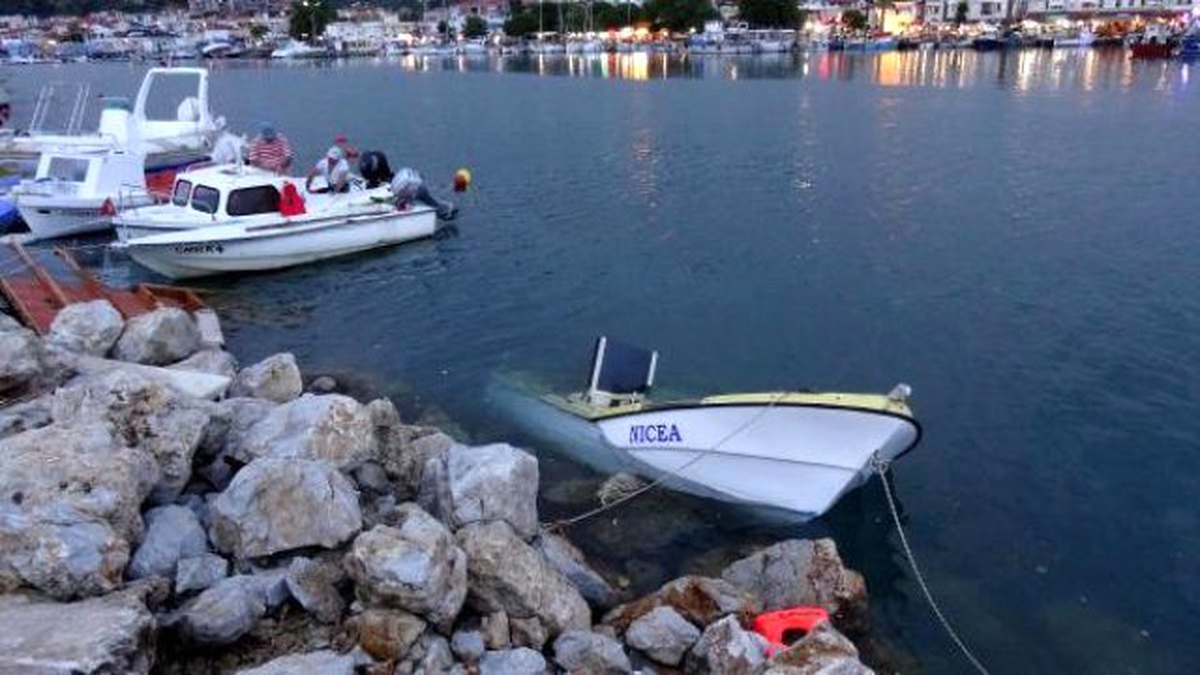 Ege\'nin Saklı Cenneti Küçükkuyu\'da Fırtına Dehşeti! Ağaçlar Kökünden Söküldü