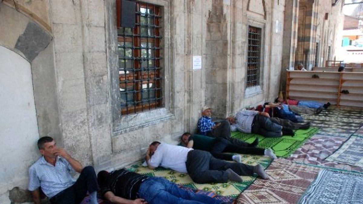 Tokat\'ta Sıcaktan Bunalan Vatandaşlar Cami Avlusunda Serinledi