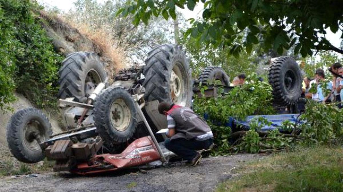 Traktörle Şarampole Yuvarlanan Belediye İşçisi Öldü