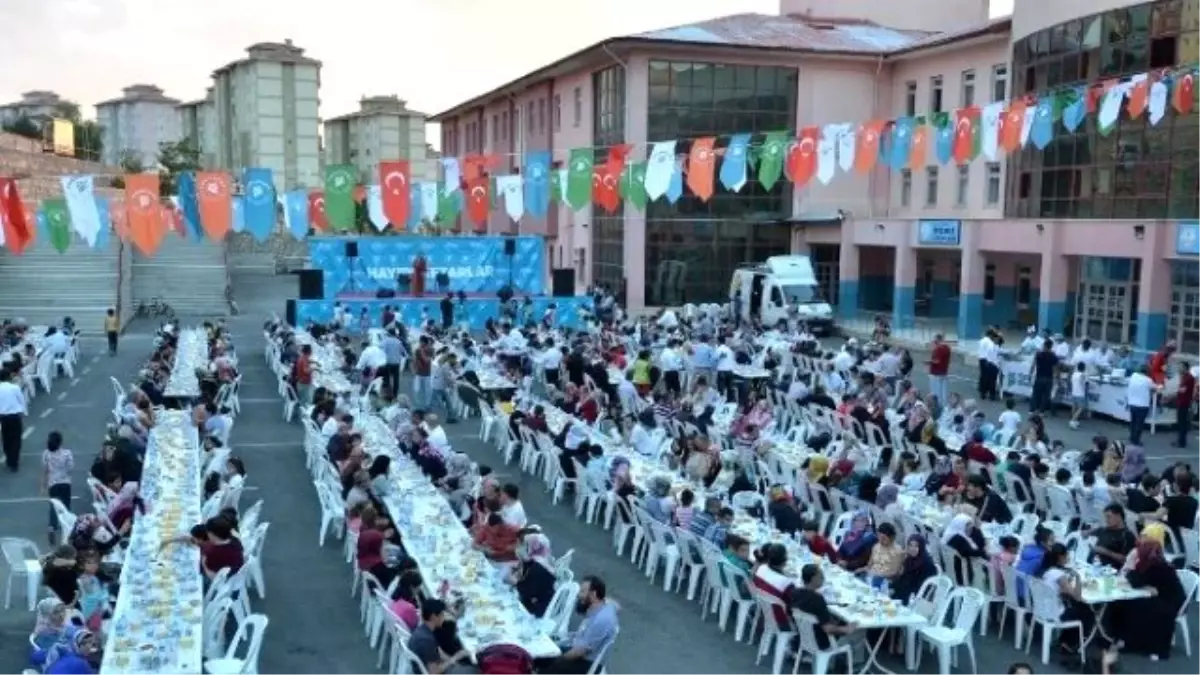 Yeşilyurt Belediyesi Meydan İftarı TOKİ\'de Kuruldu