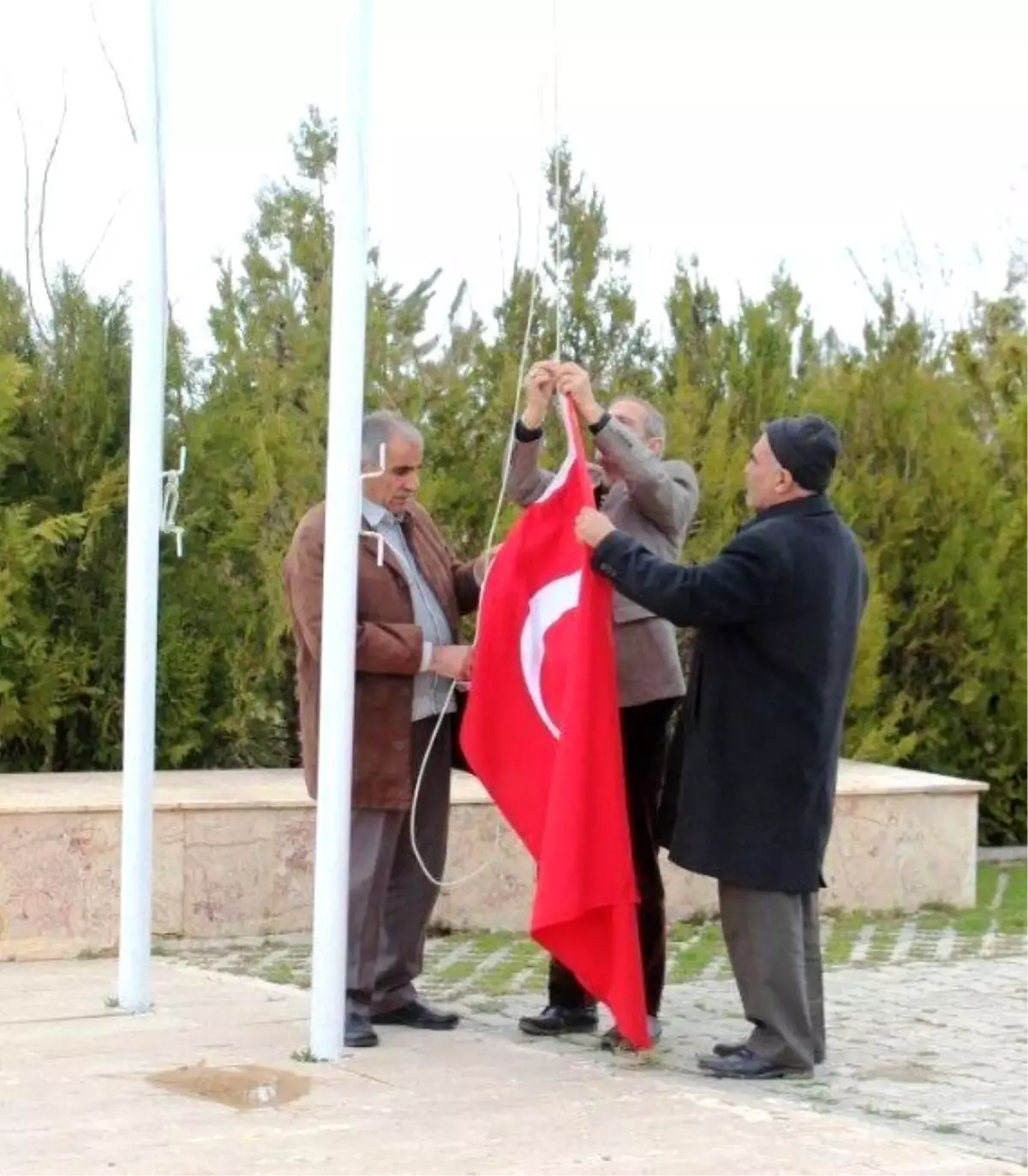 Zeve Şehitliği Bakım Bekliyor