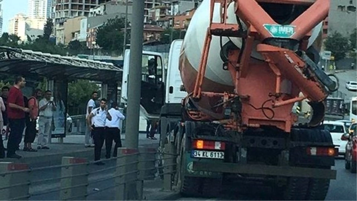 Beton Mikseri Metrobüs Yoluna Girdi