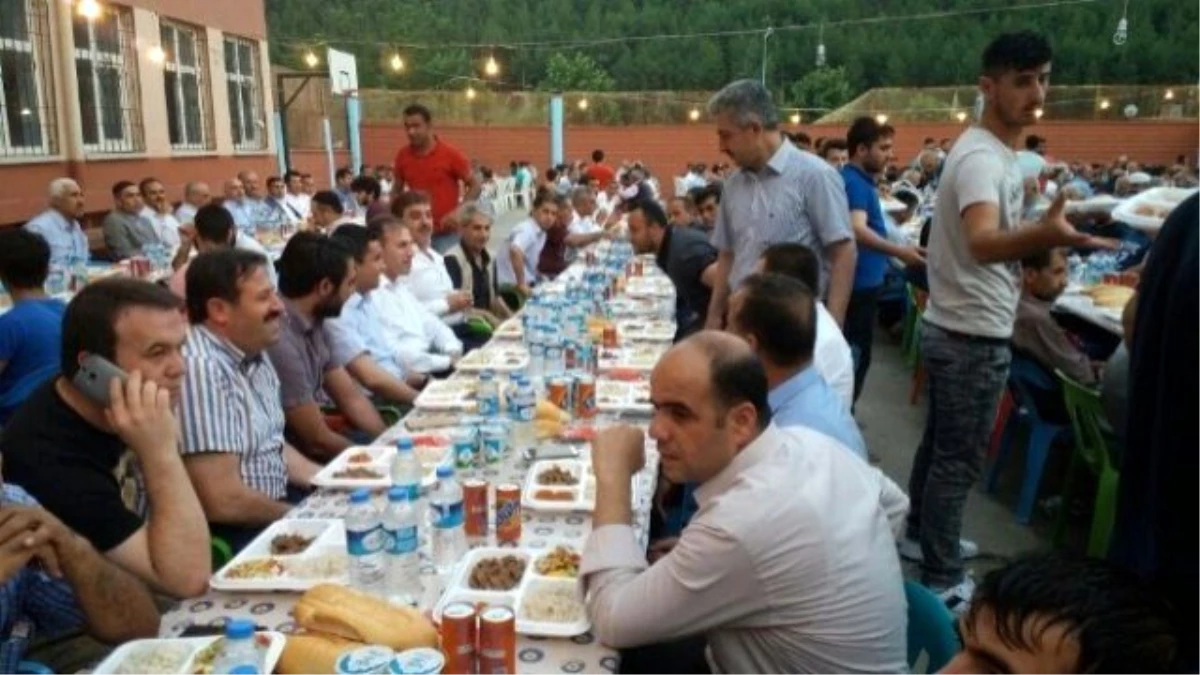 AK Parti\'den Bin Kişilik İftar Yemeği
