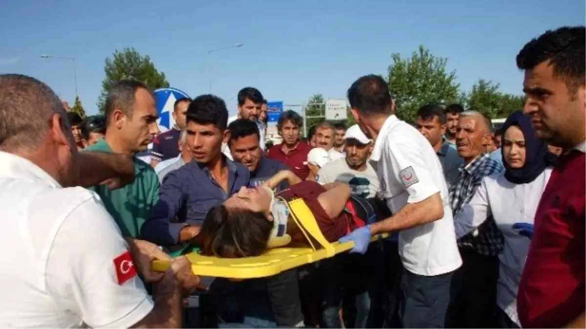 Ambulansa Yol Vermek İsteyen Otomobile Zırhlı Araç Çarptı