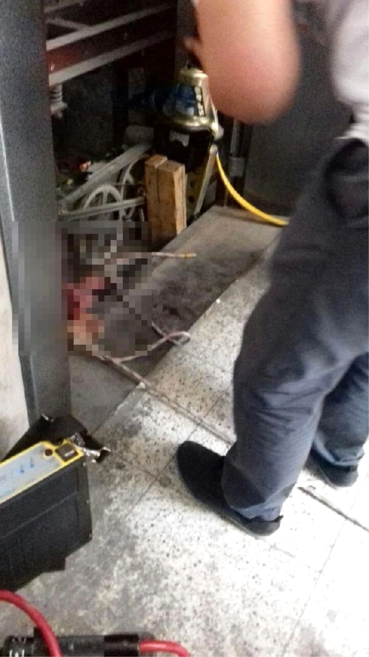 Asansörde Mahsur Kalan Suriyeli Çocuk Çıkmak İsterken Öldü