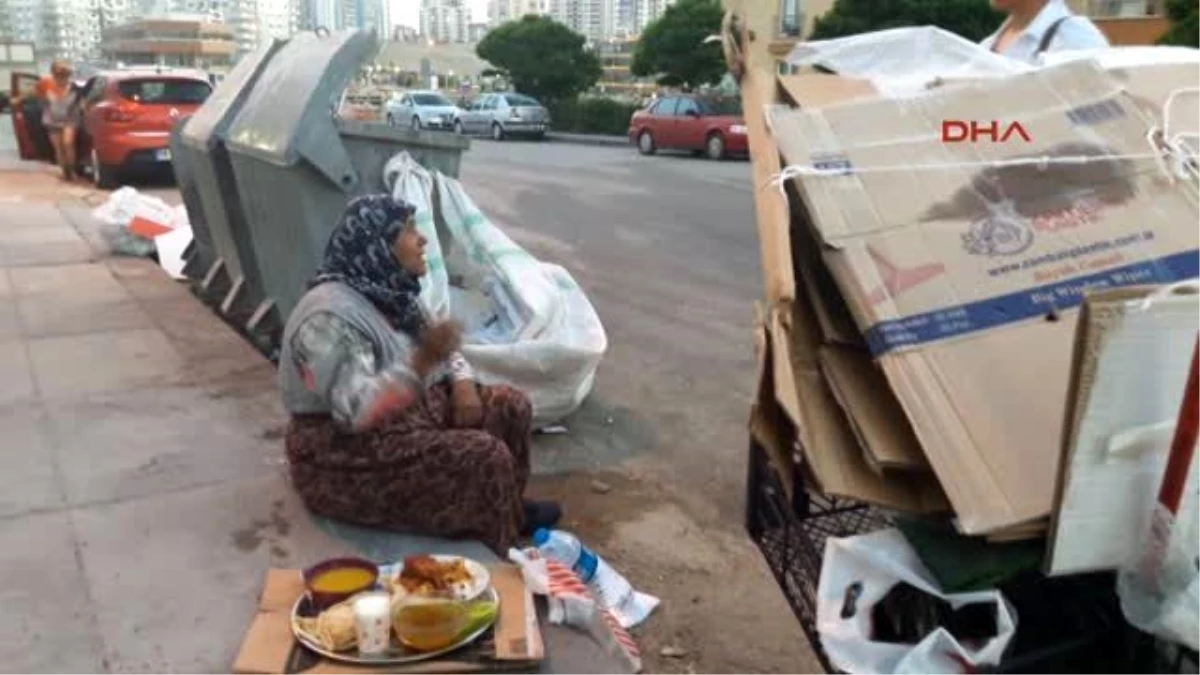 Atık Karton Topladığı Çöplerin Arasında Oruç Açıyor