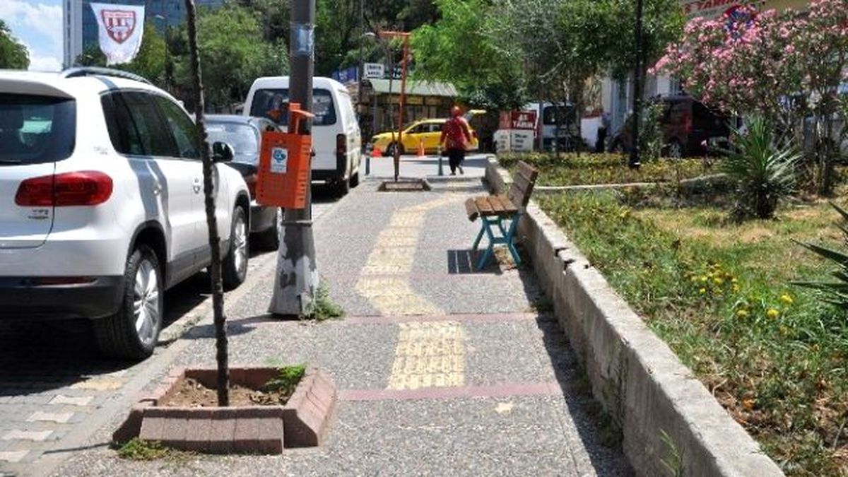 Bandırma\'da Görme Engellilere Yürümek Zor