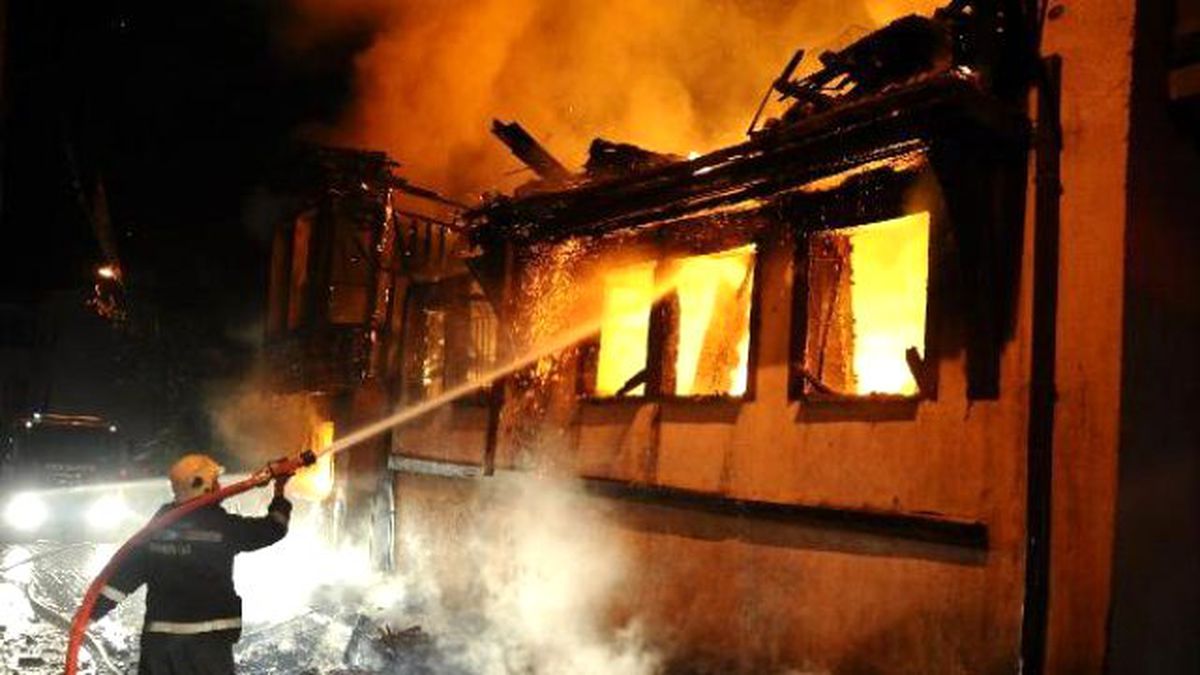 Bursa\'da İki Metruk Bina Yandı