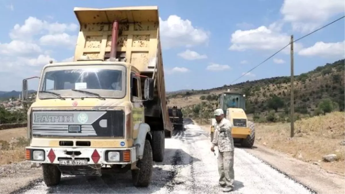 Büyükşehir Yuntdağı\'nda Yolları Asfaltlıyor