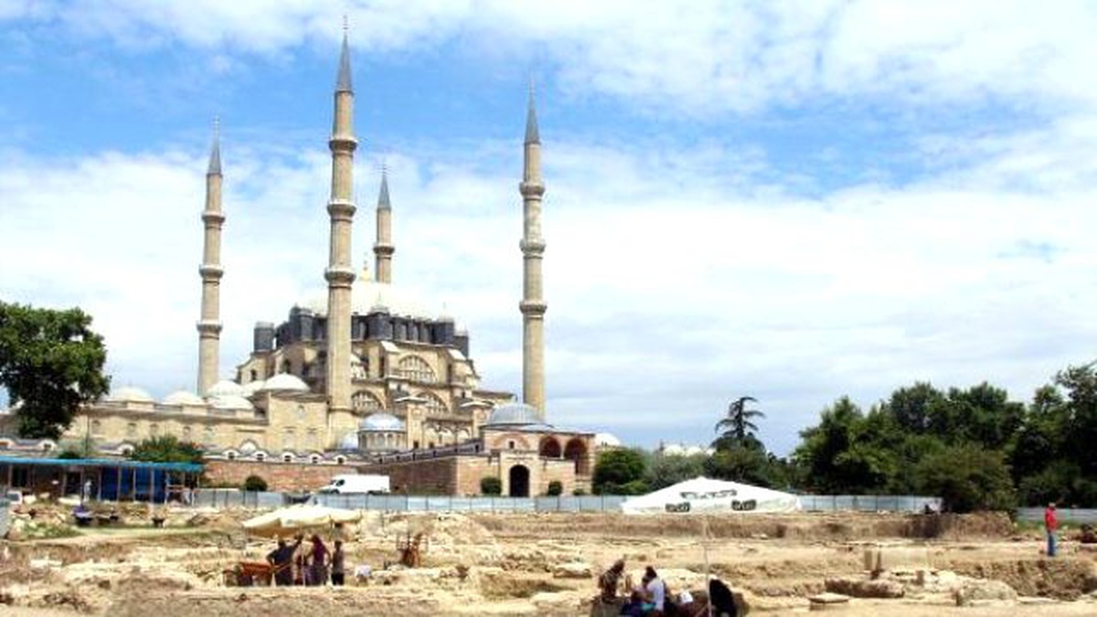 Edirne\'de Tarihi Han Kazısında Roma Mezarlığı Bulundu