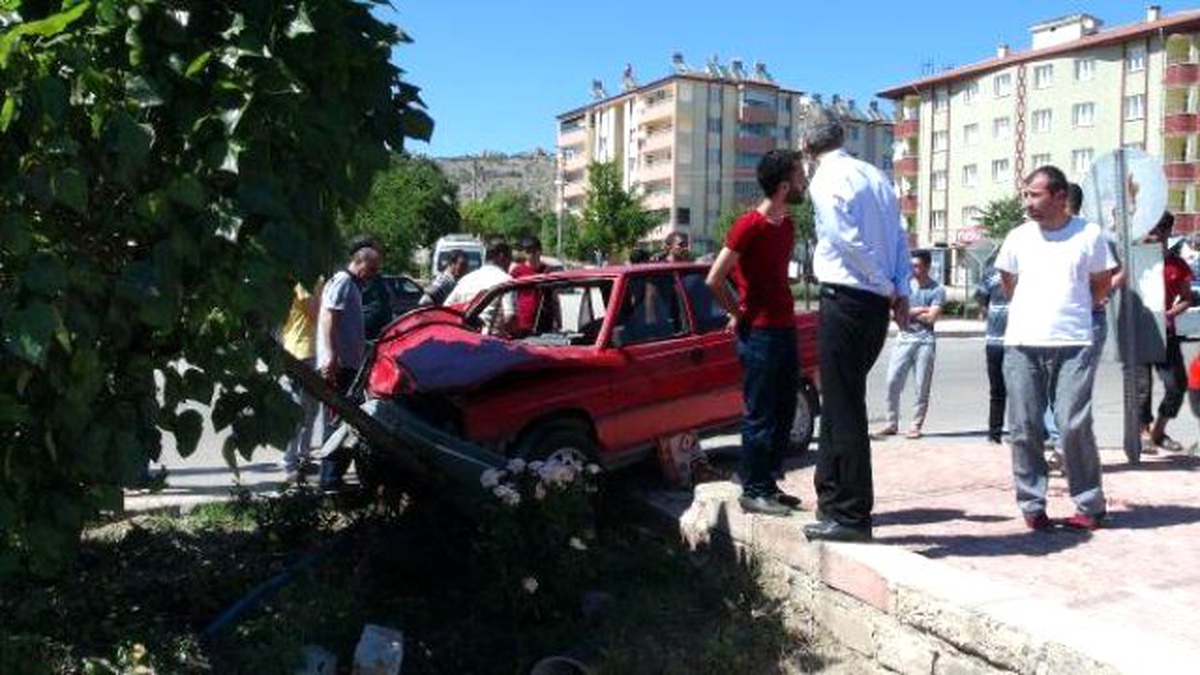 Elazığ\'da İki Otomobil Çarpıştı: 4 Yaralı