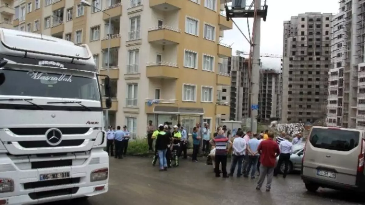 Evlerine Giden Yolu Konteyner ile Kapatan İnşaat Firmasının Şantiyeye Girişini Engellediler