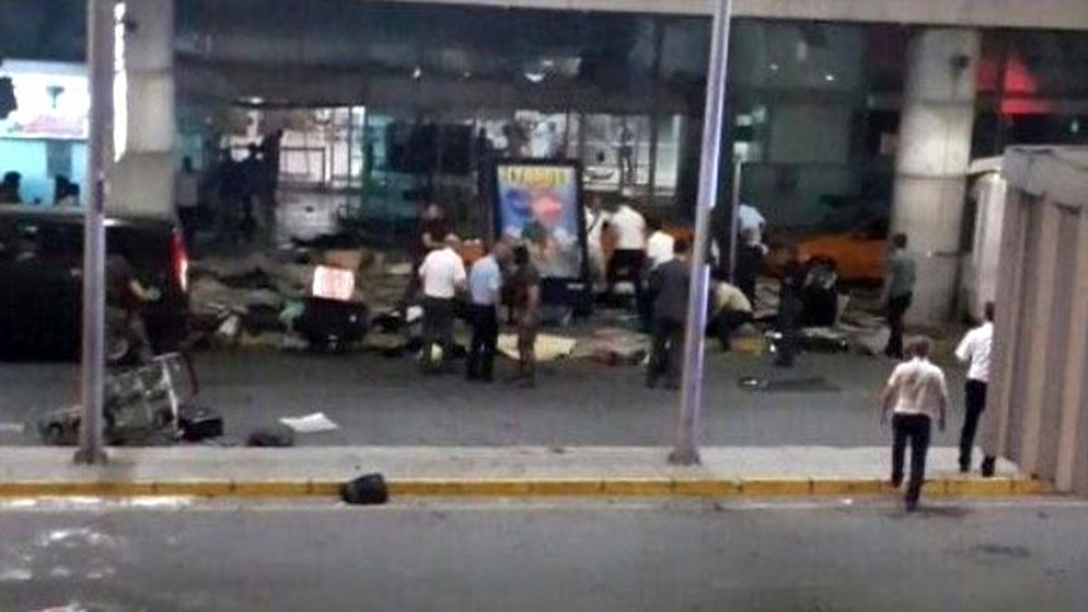 Görgü Tanığı Havalimanı'nda Yaşadığı Dehşeti Anlattı: Taradılar, Biri Kendini Patlattı