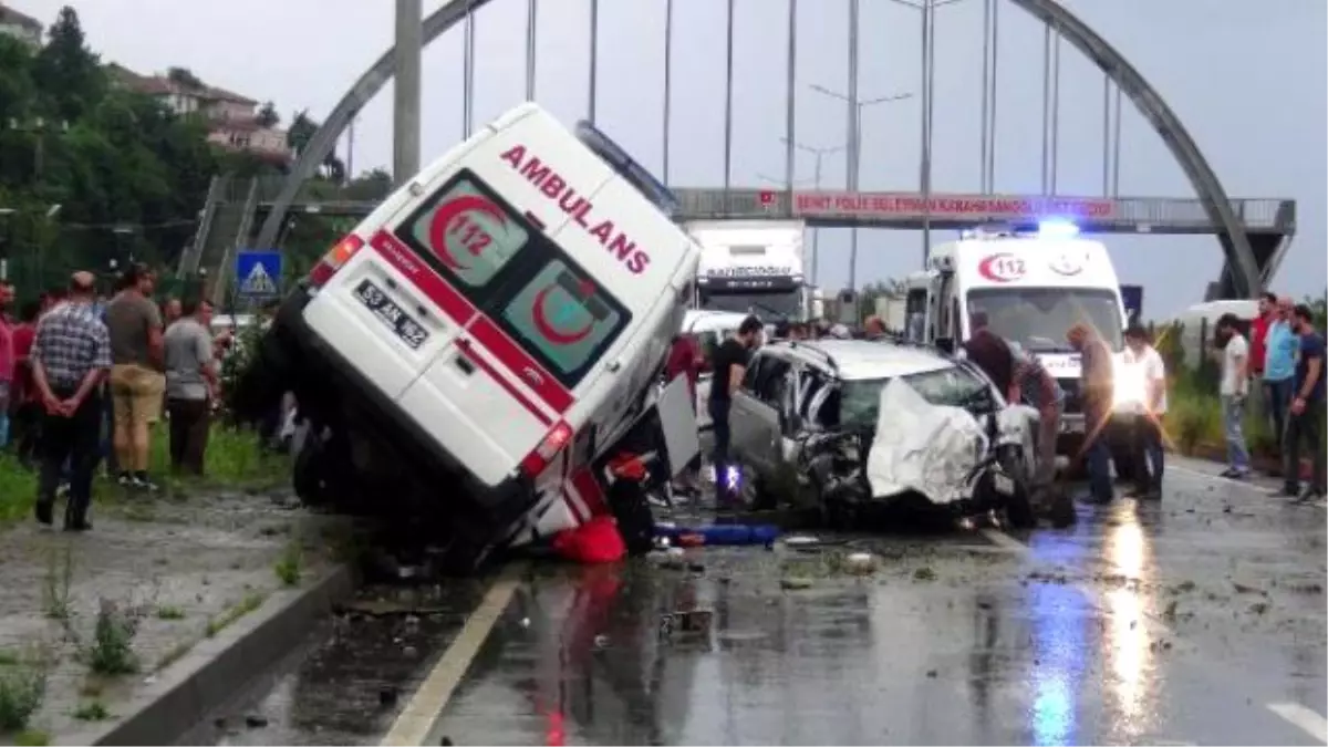 Hasta Taşıyan Ambulans, Otomobille Çarpıştı: 7 Aylık Bebek Öldü, 5 Kişi Yaralandı