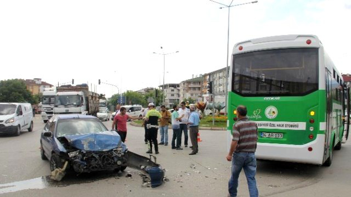 Hava Yastığı Açılınca Kazadan Yara Almadan Kurtuldular