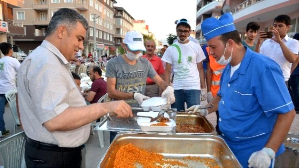 İftar Sofraları Binleri Ağırlamaya Devam Ediyor