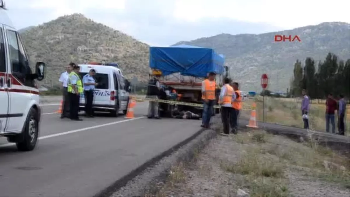 Konya Motosikletiyle, Tır\'a Çarpan Sürücü Öldü