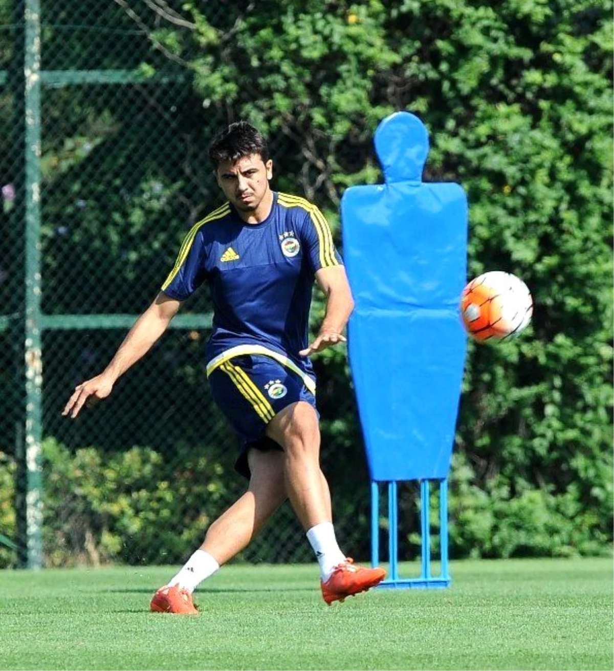 İngiliz Basını: Manchester United, Ozan Tufan\'ı İzliyor