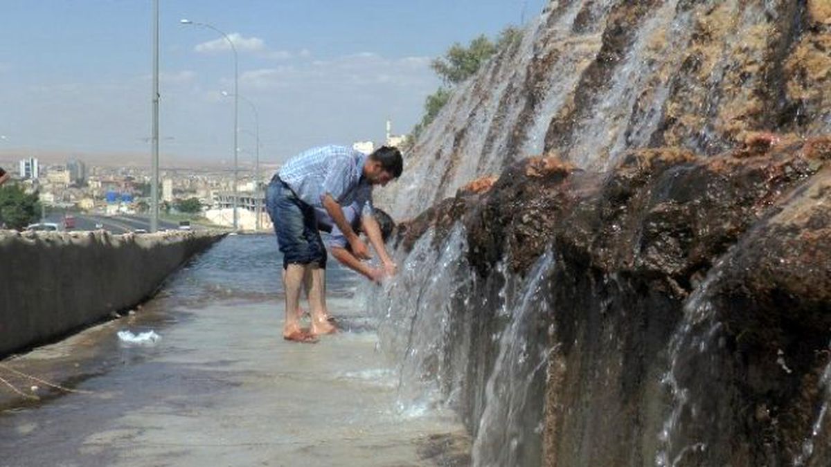 Şanlıurfa\'da Vatandaşlar Bulduğu Suda Serinliyor