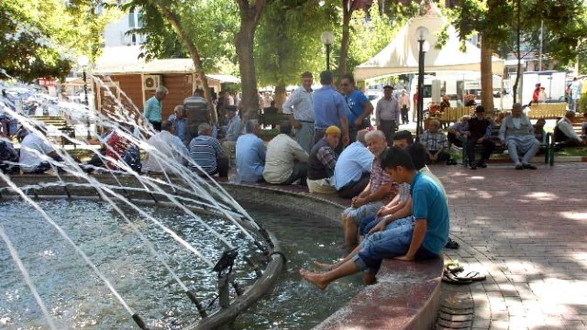 Sıcaktan Bunalan Vatandaşlar Gölgede Serinliyor