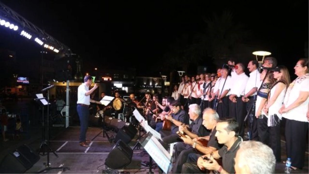 Türk Halk Müziği Korosu Urla\'da Vatandaşlarla Buluştu