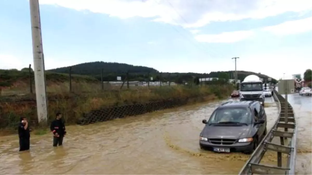 Tuzla\'da Yollar Dereye Döndü; Araçlar Mahsur Kaldı