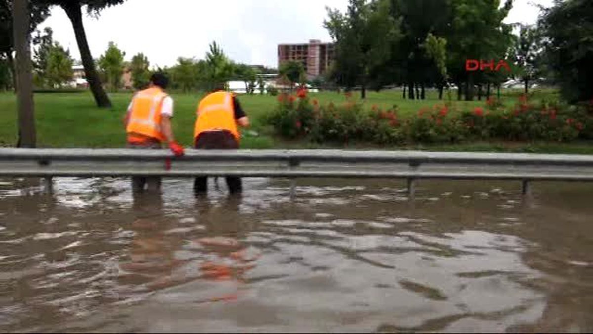 Tuzla\'da Yollar Dereye Döndü; Araçlar Mahsur Kaldı