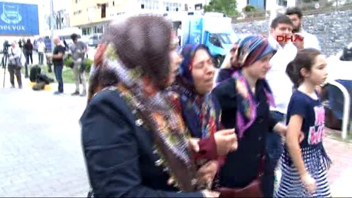 Adli Tıp Önünde Ailelerin Acılı Bekleyişi