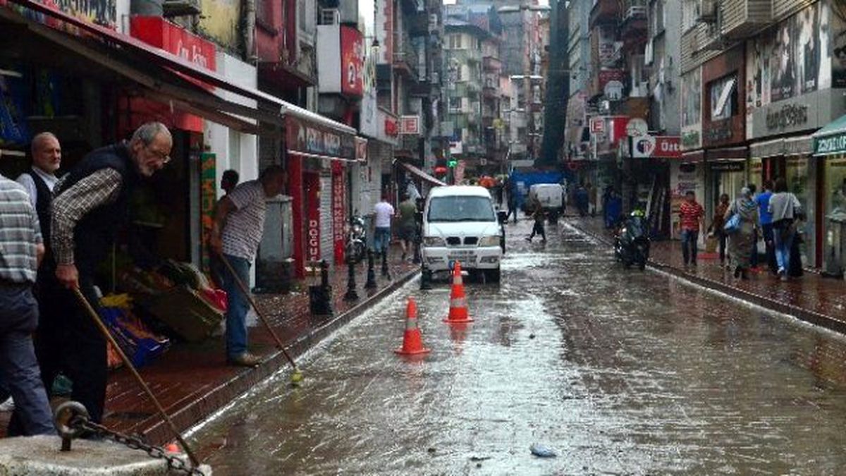 Aniden Bastıran Yağmur Ulaşımı Olumsuz Etkiledi