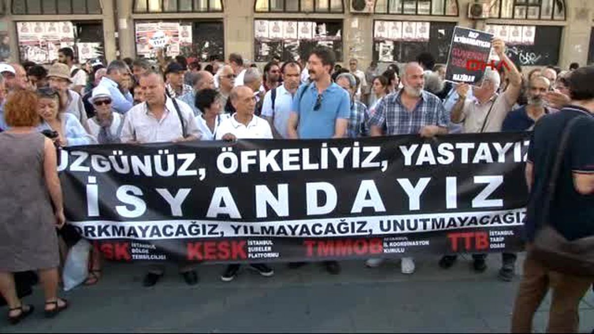 Atatürk Havalimanı\'ndaki Terör Saldırısını Kadıköy\'de Protesto Ettiler
